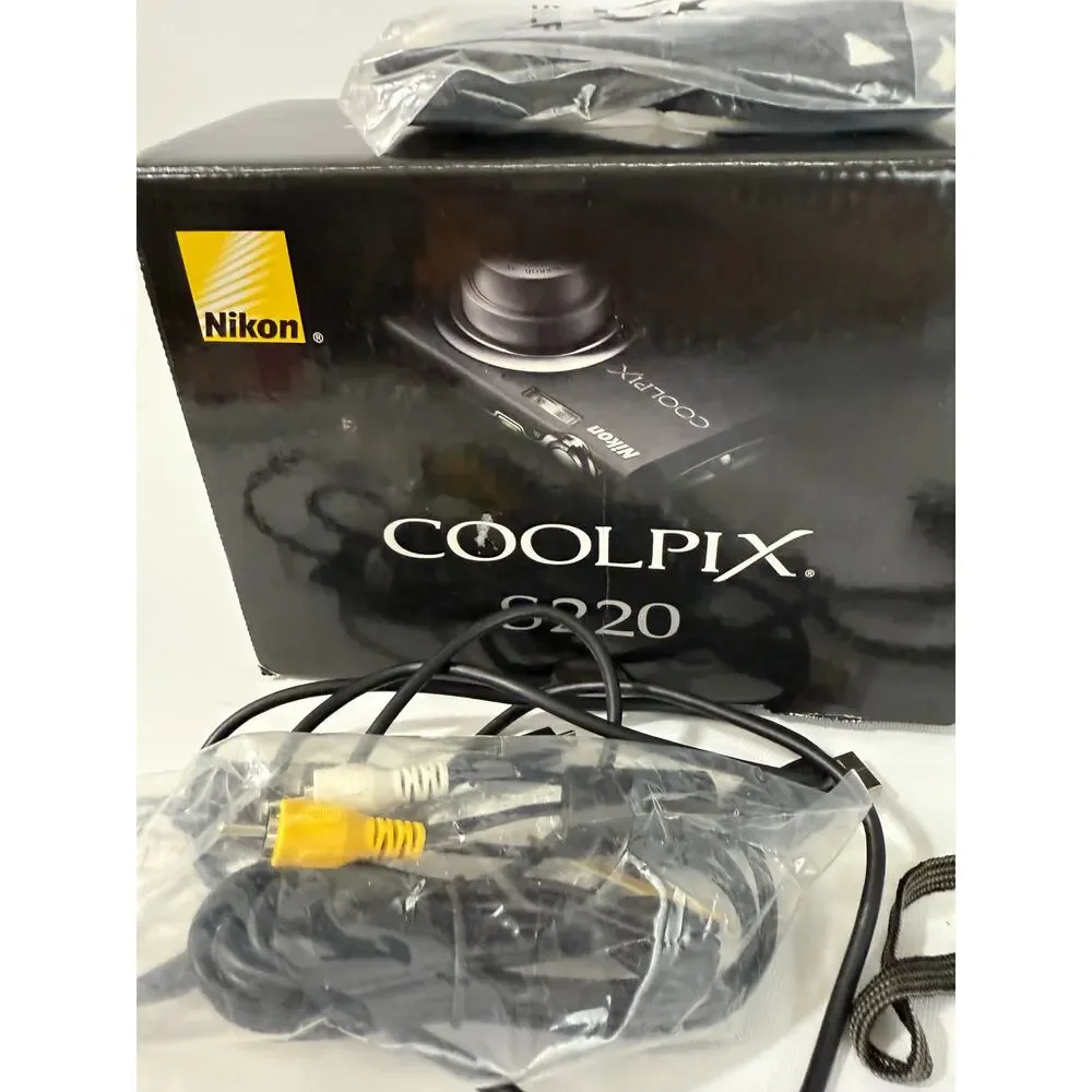 Nikon S220 10MP Opt Zoom Digital Camera Black Battery/Charger & Accessories EUC